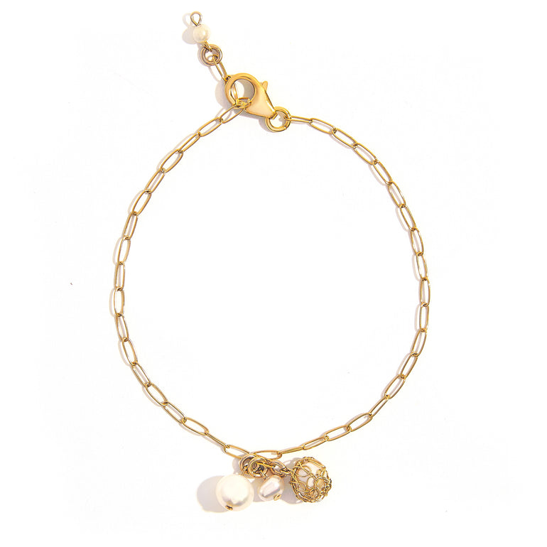 Pearly Knit Link Bracelett is set in high-quality goldfield, which combines a durable gold layer with a base metal for an elegant and long-lasting finish.  Pearls Included: Three pearls measuring 6-6.5mm One pearl measuring 4-4.5mm One pearl measuring 7-7.5mm One pearl measuring 6-6.5mm  If you have any questions please contact us directly hello@seoidin.com