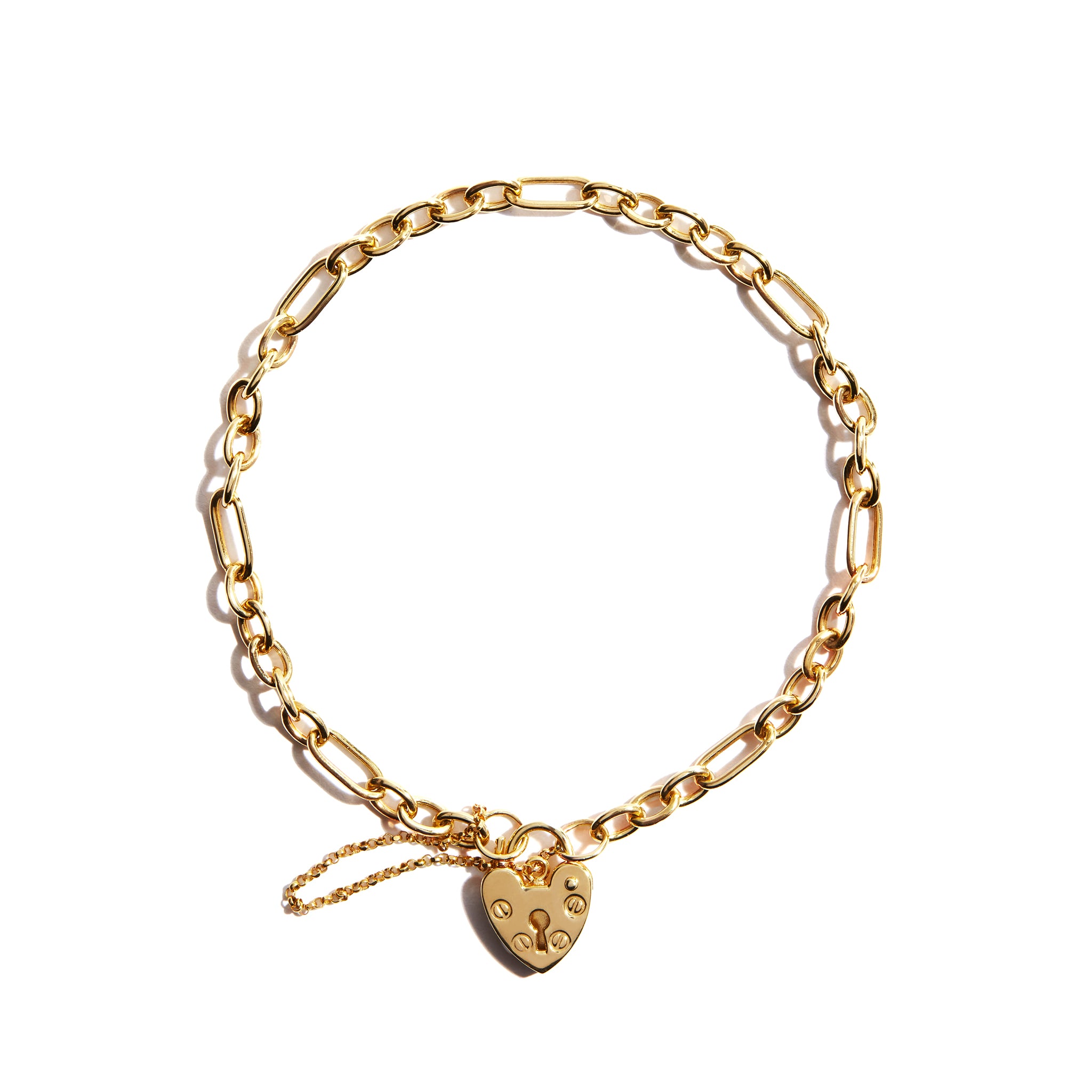 This beautiful 9ct gold bracelet features an intricate belcher heart link design. Enjoy the rich classic look of this bracelet crafted 9 carat solid gold. Wear this elegant piece alone or stack it with other bracelets to create a stylish look.