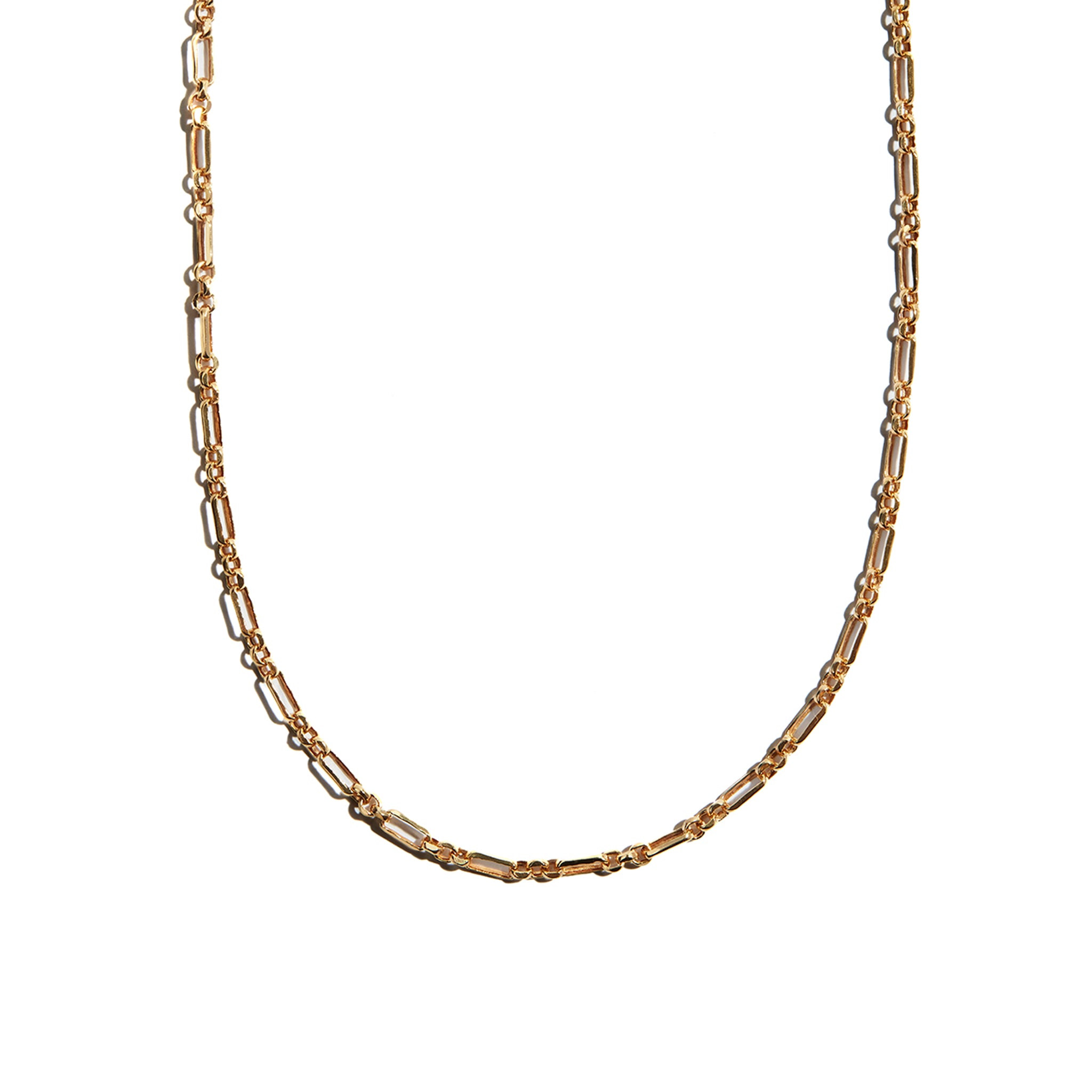 Elevate your ensemble with the 9 carat gold Antique Style Chain. This classic accessoryis perfect for adding a touch of sophistication and elegance to any outfit.