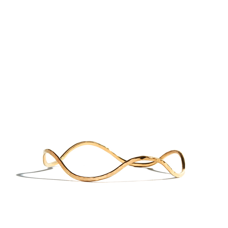 A stylish twisty hand-hammered bangle crafted from 14ct gold fill, perfect for adding a touch of flair to any outfit. Perfect for stacking your pieces.