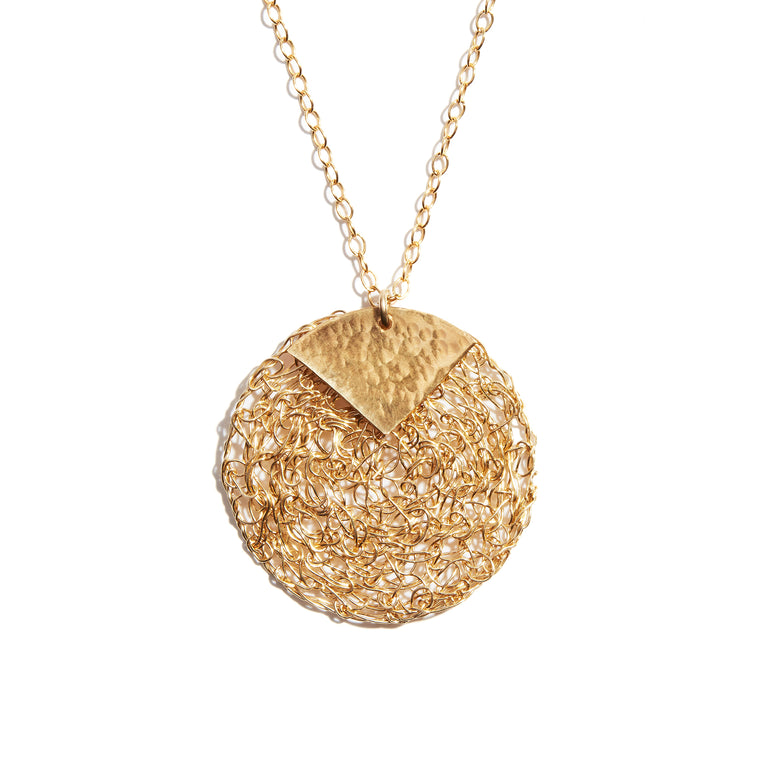 The Fí Wedge Pendant allows the delicate, woven-gold design style to speak for itself. Simple and elegant, yet wonderfully unique, it's the perfect necklace for everyday.