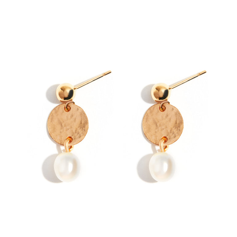 These elegant stud earrings feature 14ct gold filled, ensuring a lustrous and durable finish. Perfect for everyday wear and special occasions.  14ct gold filled Stunning pearl half-hoop Drop pearls: 6mm - 8mm Sophisticated and timeless charm