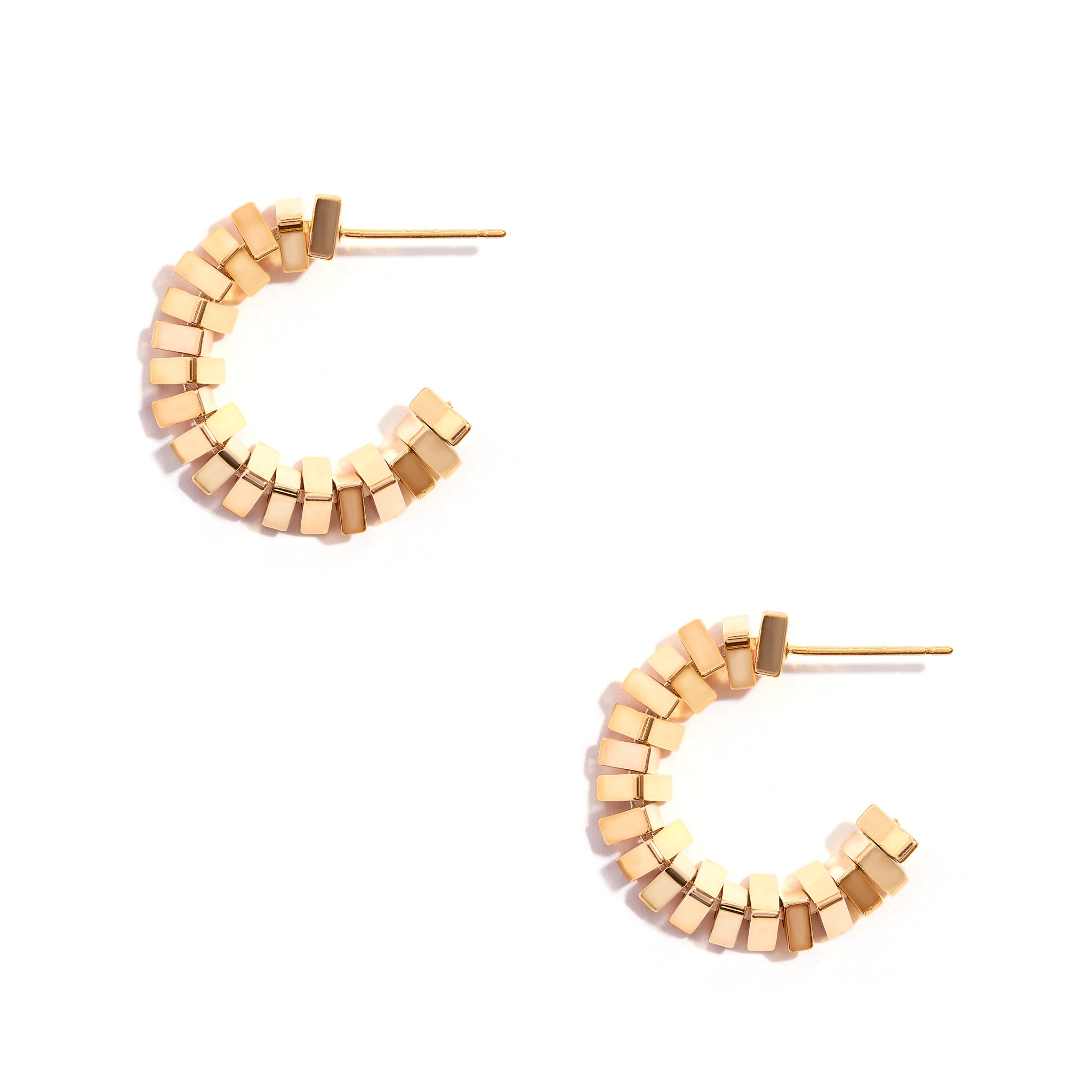 El texto alternativo (alt text) para estos aretes podría ser: "Stylish Triangle Beaded Hoop Earrings crafted from 14ct Gold Filled material, featuring a unique triangular design adorned with delicate beads. Add elegance and sophistication to your look. Suitable for both casual and formal occasions, making a statement wherever you go.