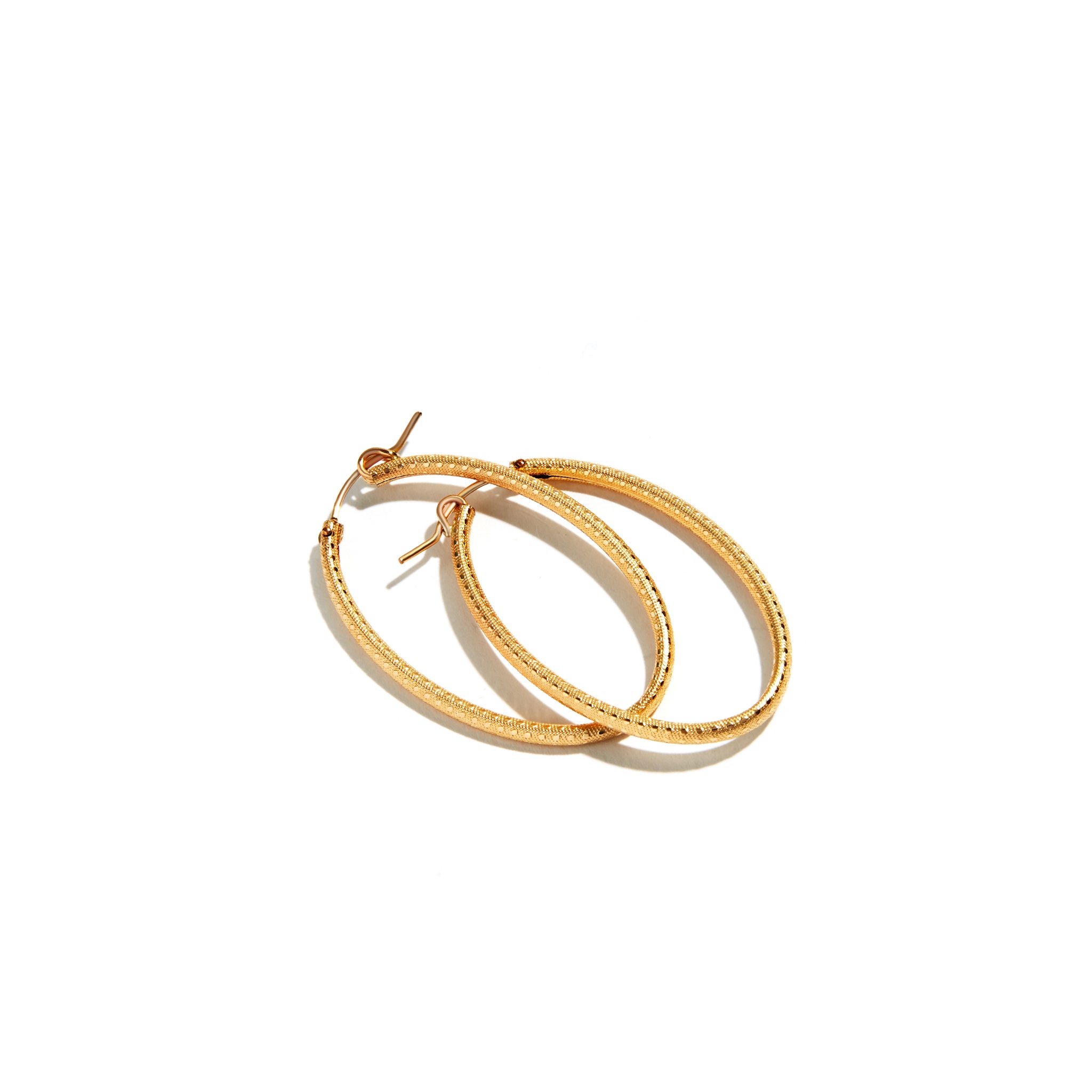 Size: 33x21mm Design: 2mm square tube Material: Gold-filled Style: Oval hoops Features: Tarnish-resistant, durable, and elegant