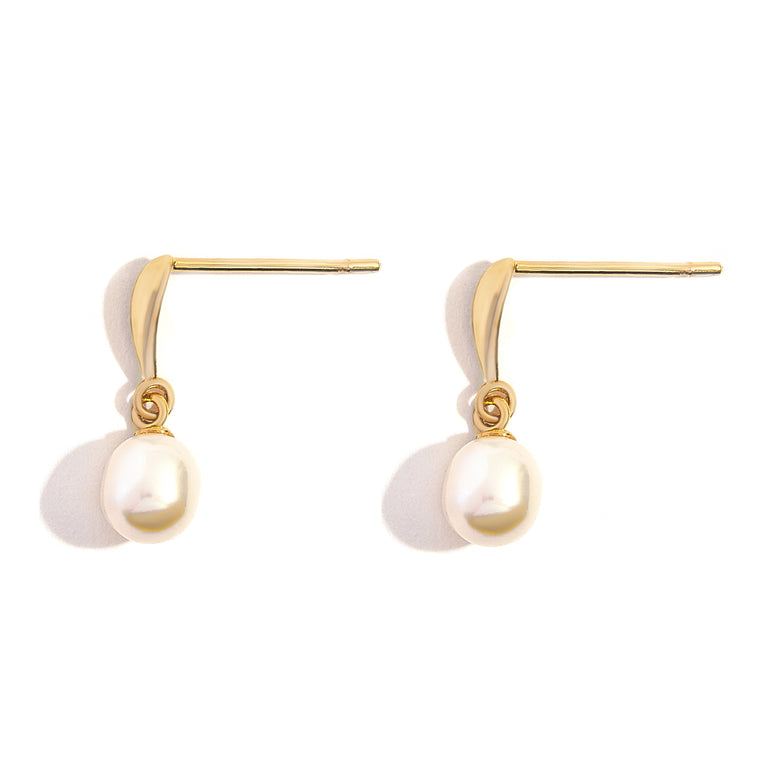 Elegant and refined, these 9ct gold earrings feature a lustrous freshwater pearl delicately suspended from a simple yet stylish design.  9ct Gold Fresh Water Pearl Length/Height:&nbsp;13mm Width:&nbsp;5mm Weight:&nbsp;0.510g  If you have any questions please&nbsp;contact us directly&nbsp;hello@seoidin.com