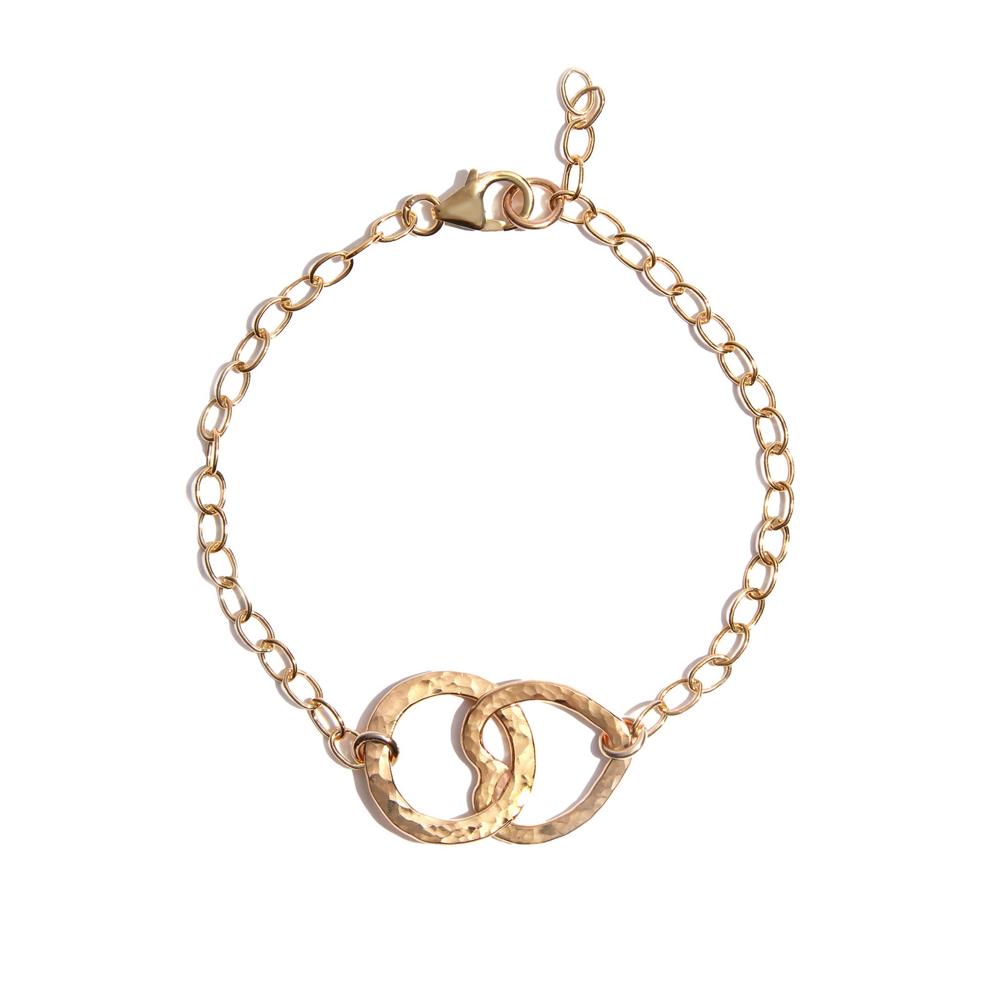 Made from 14ct gold fill our Interlinking Circle Bracelet features two classics Seoidín hammered circle and heart interlinking on a chain bracelet. Full of symbolism, this bracelet makes the perfect gift to give.