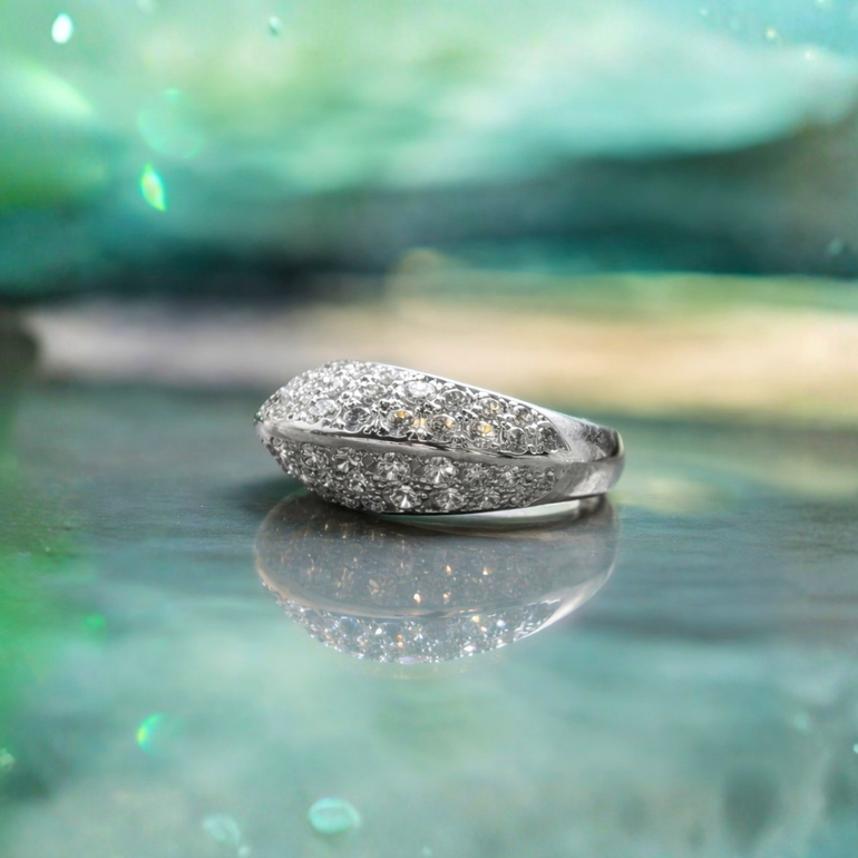  platinum, this statement ring features a cluster of natural diamonds 