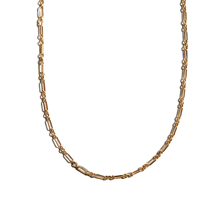 Elevate your ensemble with the 9 carat gold Antique Style Chain. This classic accessoryis perfect for adding a touch of sophistication and elegance to any outfit.