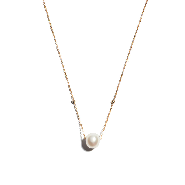 Stunning 9 carat gold pendant featuring a lustrous pearl centerpiece. The exquisite combination of gold and pearl creates a captivating and elegant accessory, perfect for any occasion.