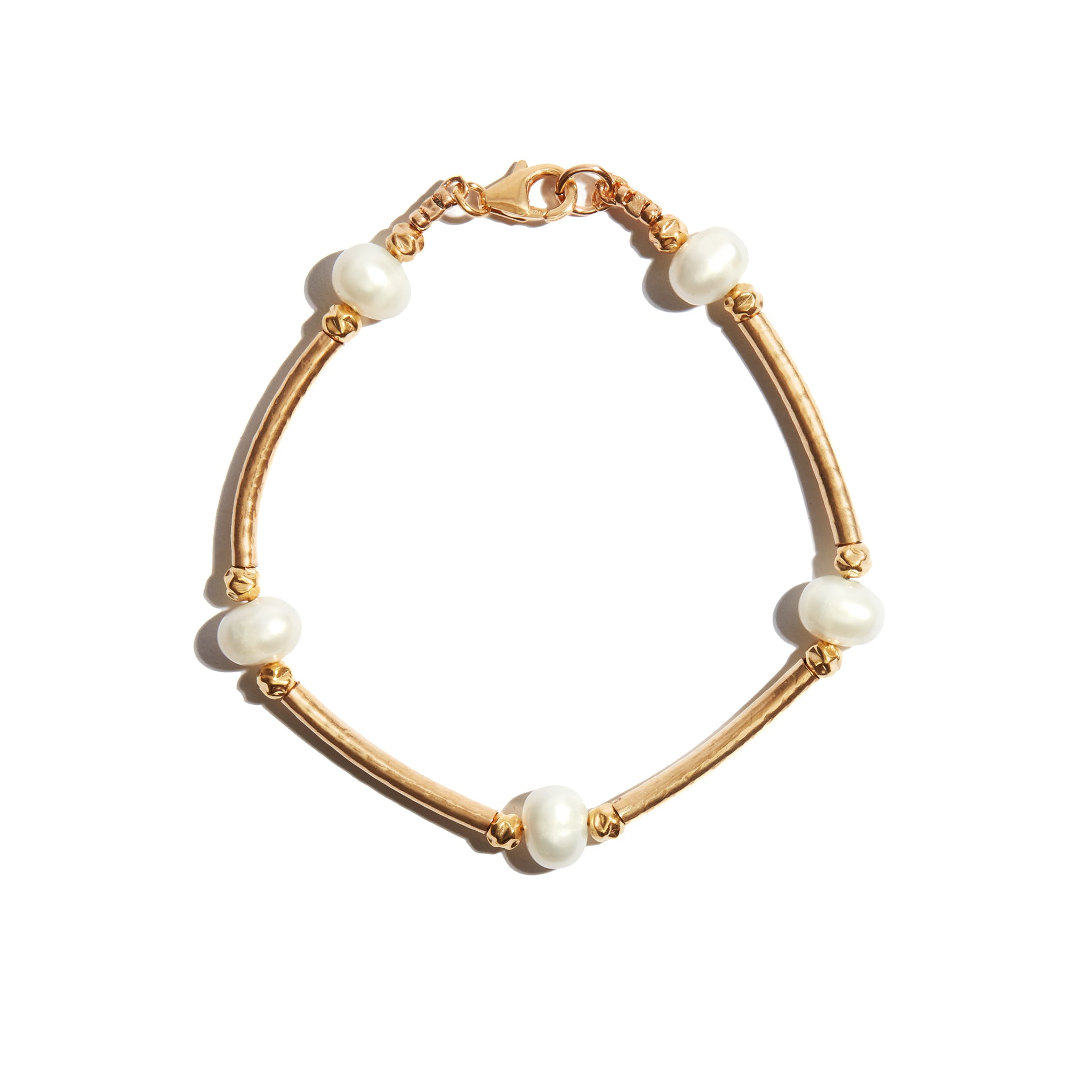 A charming pearl and tube bracelet made of 14ct gold fill, perfect for adding elegance to any outfit.