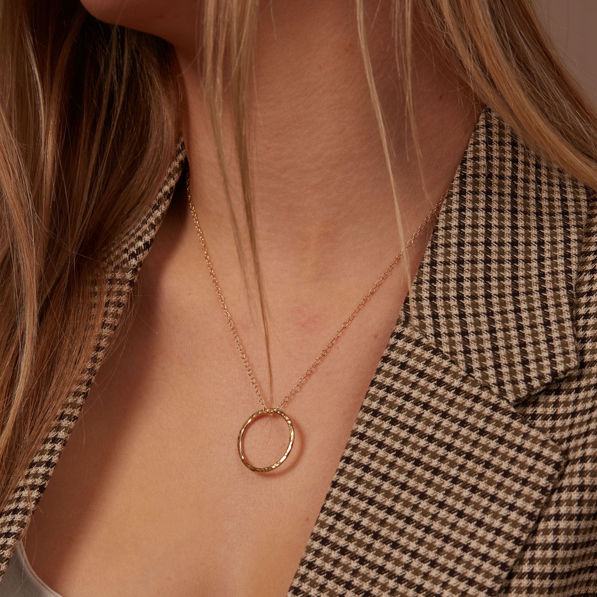 Single circle store necklace