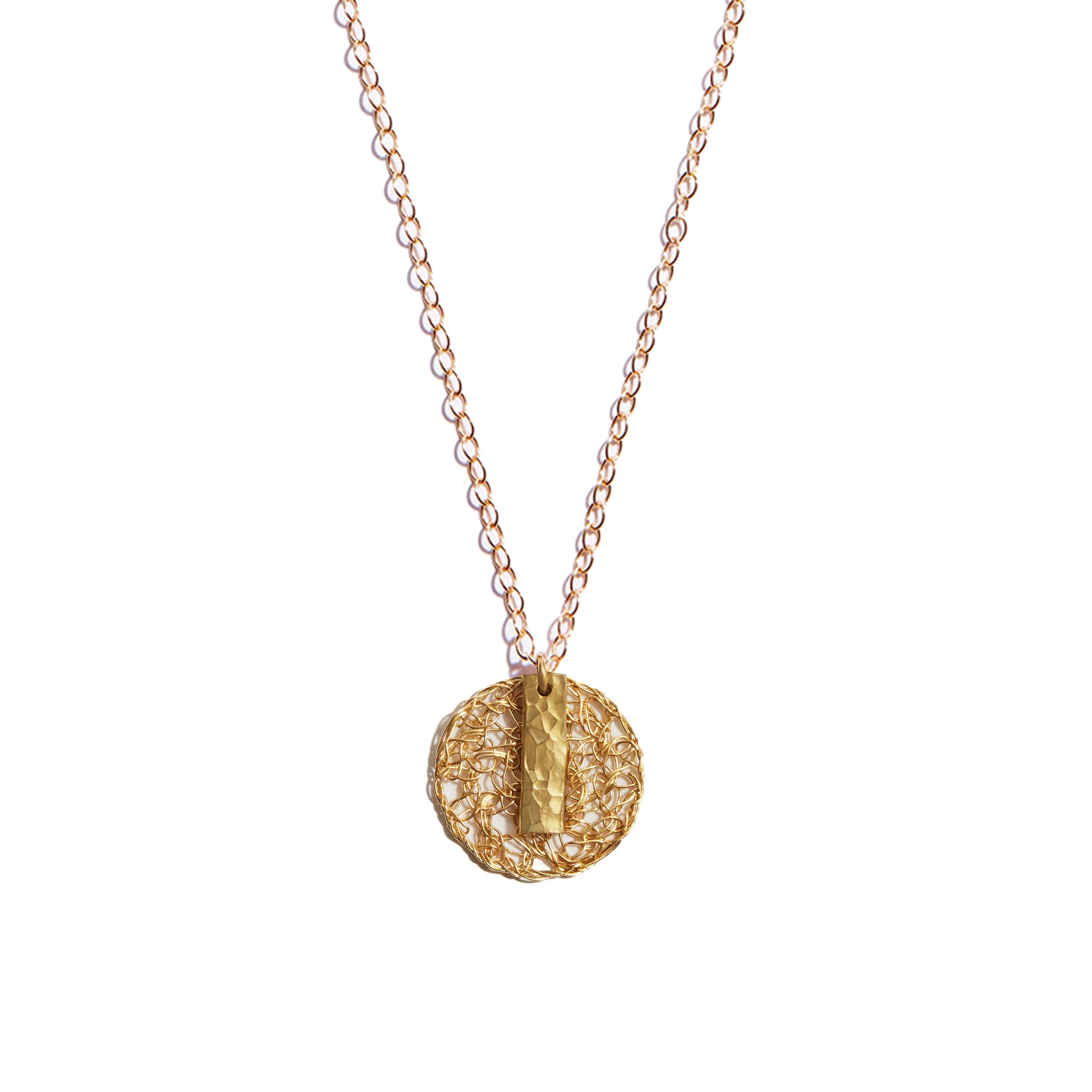 The Fí Bar Pendant marries two of Seoidín's signature styles; woven gold adding a delicated hand-hammered gold bar, making this a wonderfully unique, yet elegant piece. 